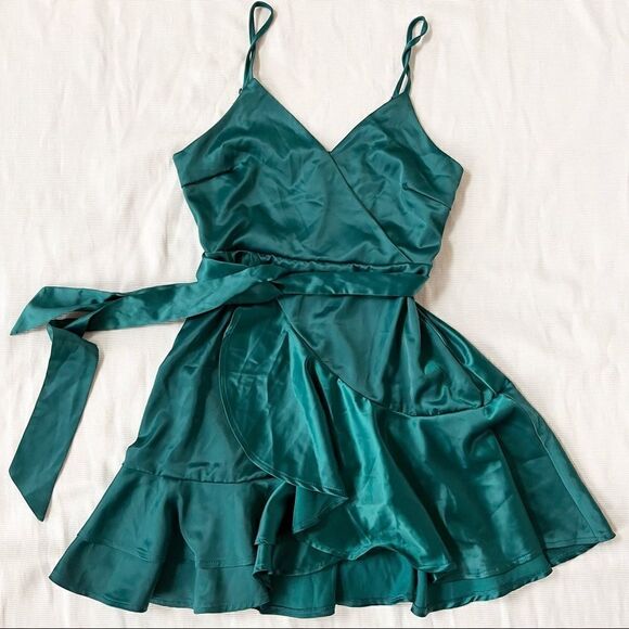 Fashion Nova Womens Mini Dress Satin Flare Mini Ruffle Flowy Sleeveless Green S - Picture 1 of 4